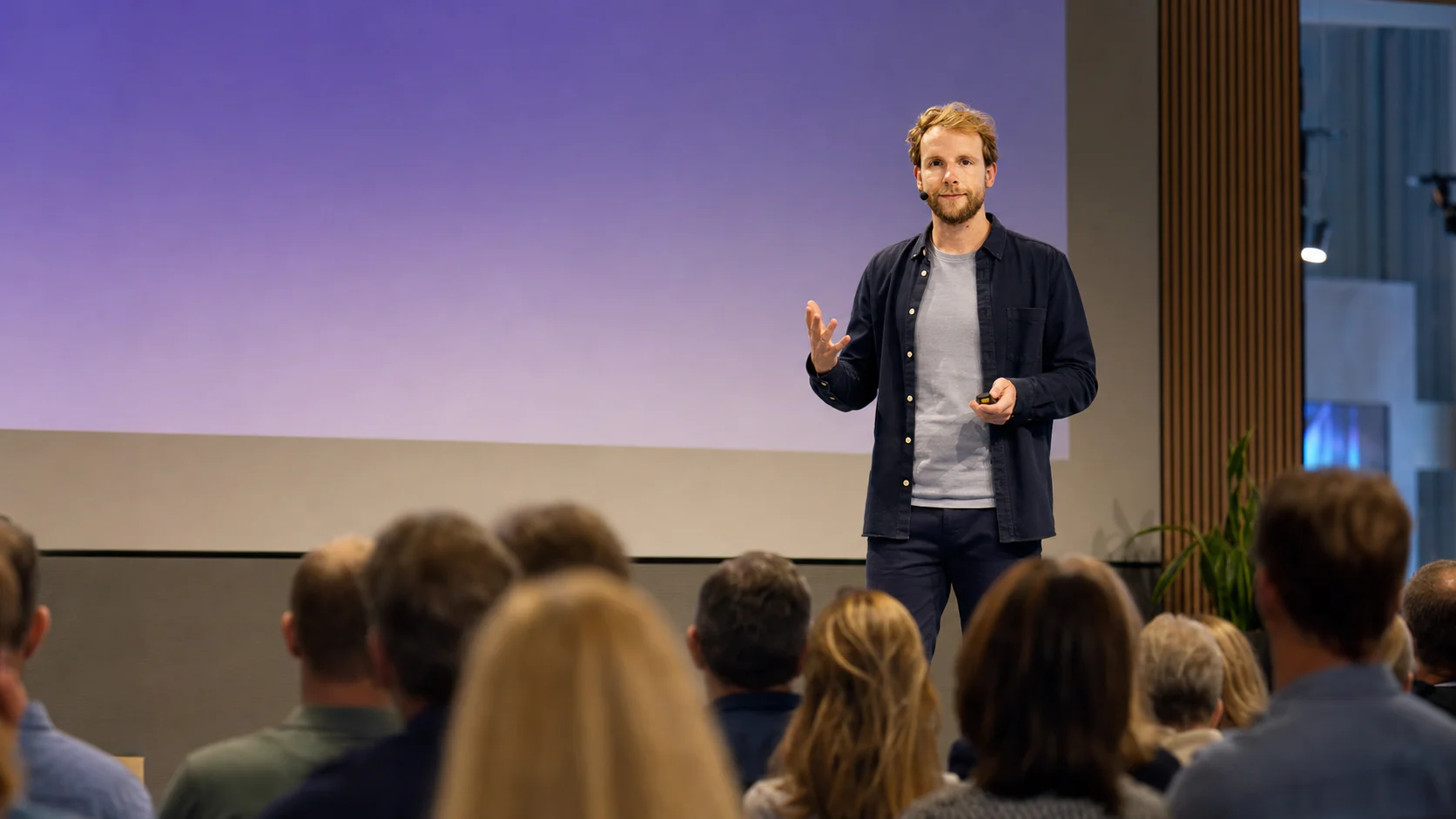Tom Naberink spreekt voor een zaal met onderwijsprofessionals.