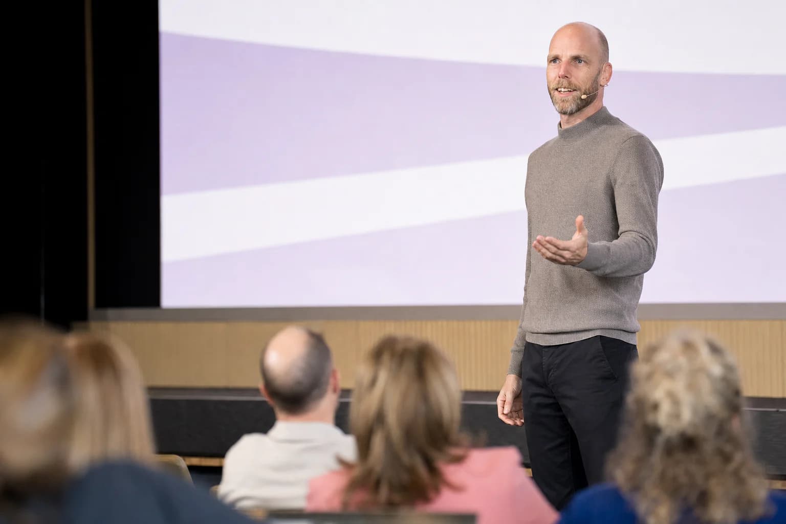 Marcel Mutsaarts spreekt voor een zaal met onderwijsprofessionals over AI in het onderwijs.