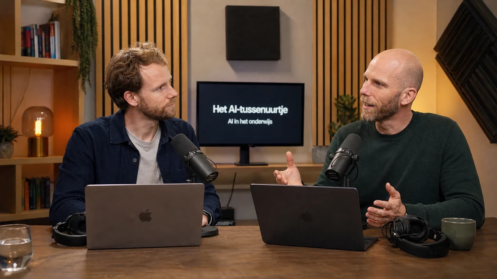 Tom Naberink en Marcel Mutsaarts bespreken samen actuele ontwikkelingen rond AI in het onderwijs.