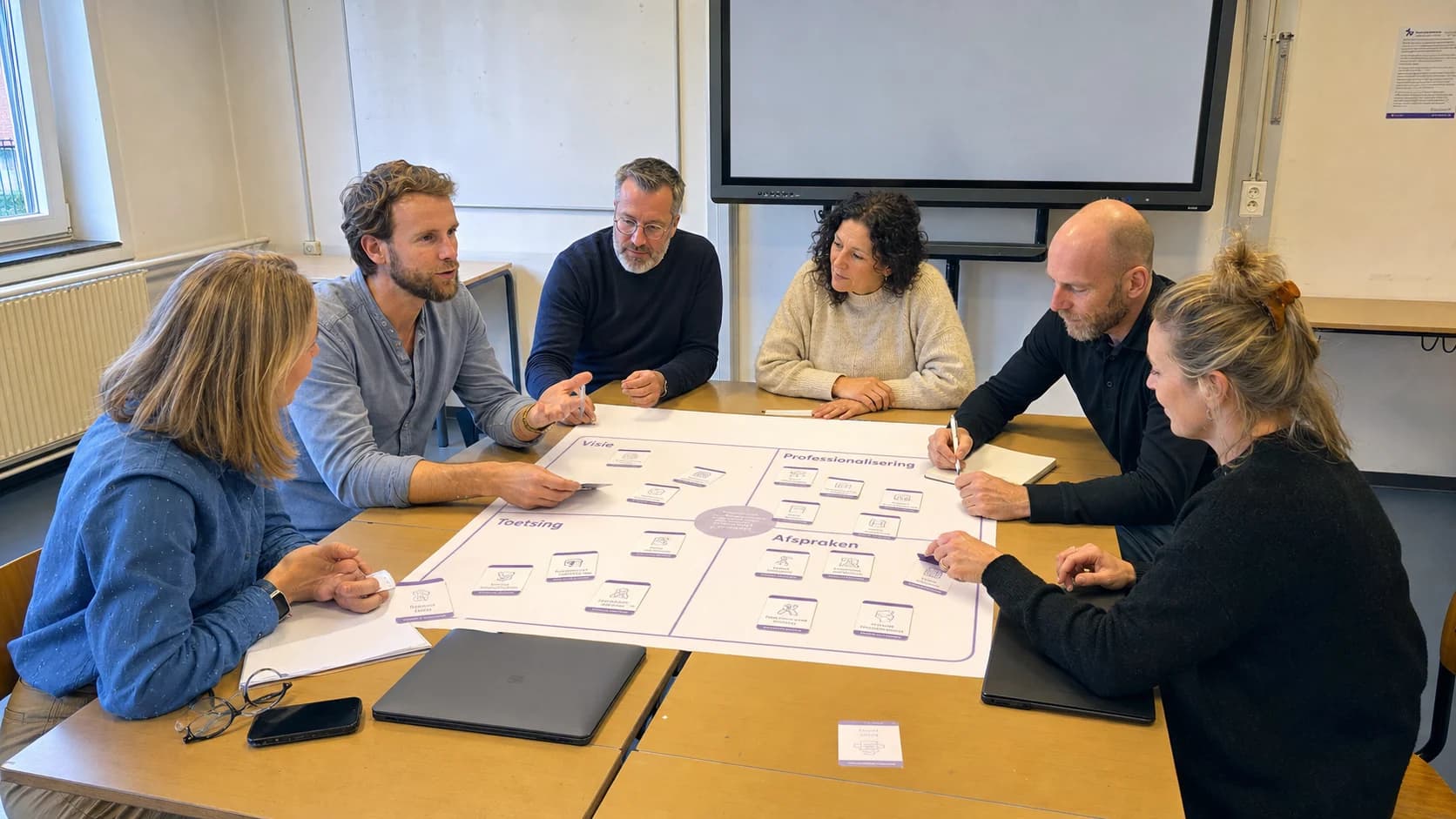 Tom Naberink en Marcel Mutsaarts bespreken met schoolleiders een concrete AI-strategie voor het onderwijs.