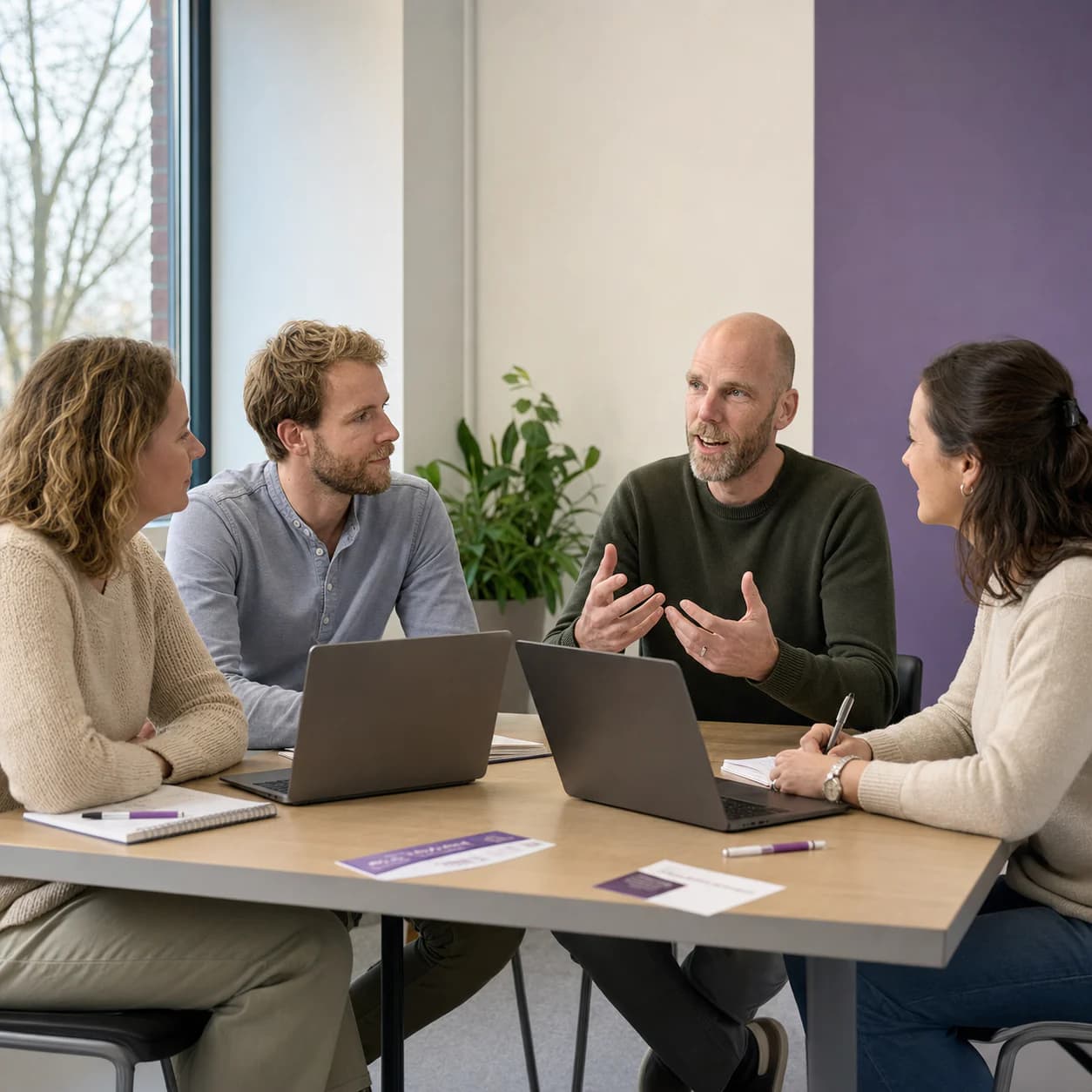 Tom Naberink en Marcel Mutsaarts bespreken samen de opbrengst van een onderwijsgerichte AI-workshop.