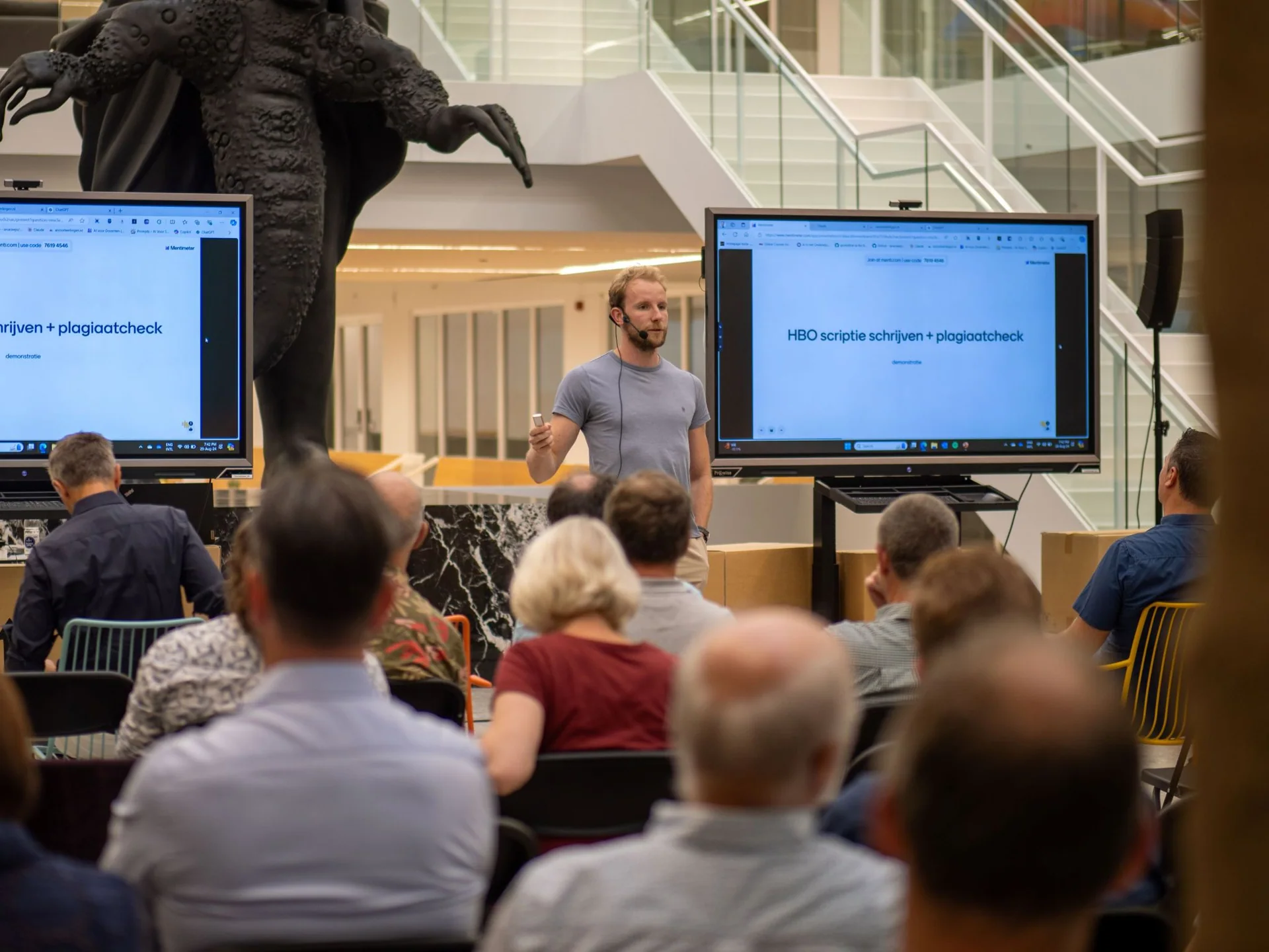 Tom Naberink geeft een keynote over AI en toetsing aan onderwijsprofessionals.